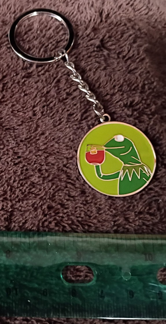 KERMIT THE FROG DRINKING / SIPPING TEA KEYCHAIN keyring key ring chain pins pin
