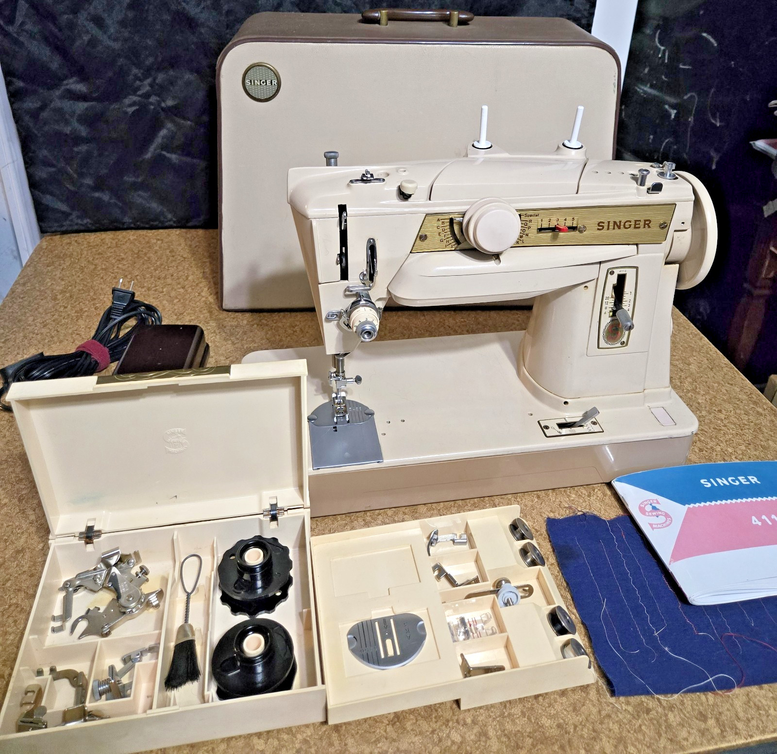Vintage Singer 411G German-made Sewing Machine in very good condition!