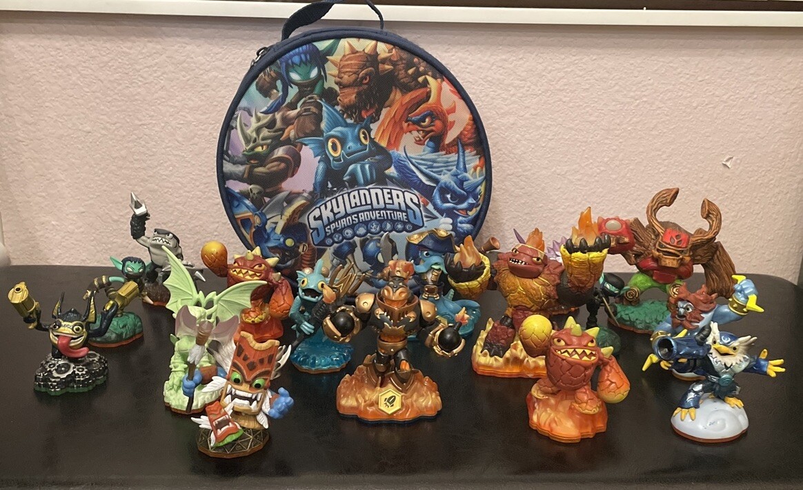 Skylanders Mixed Character Lot Of 15 Figures With Carrying Case