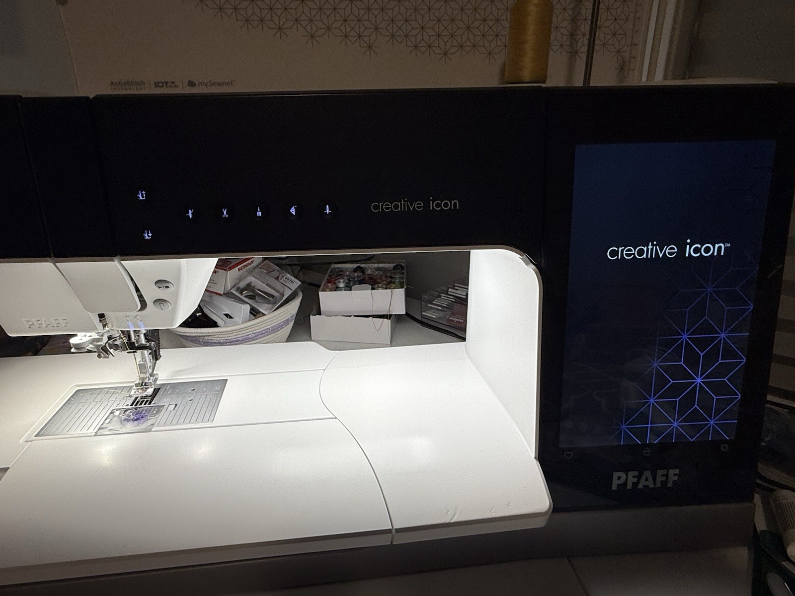 Pfaff Creative Icon Sewing / Embroidery Machine w Extras *SERVICED / LOW HOURS*