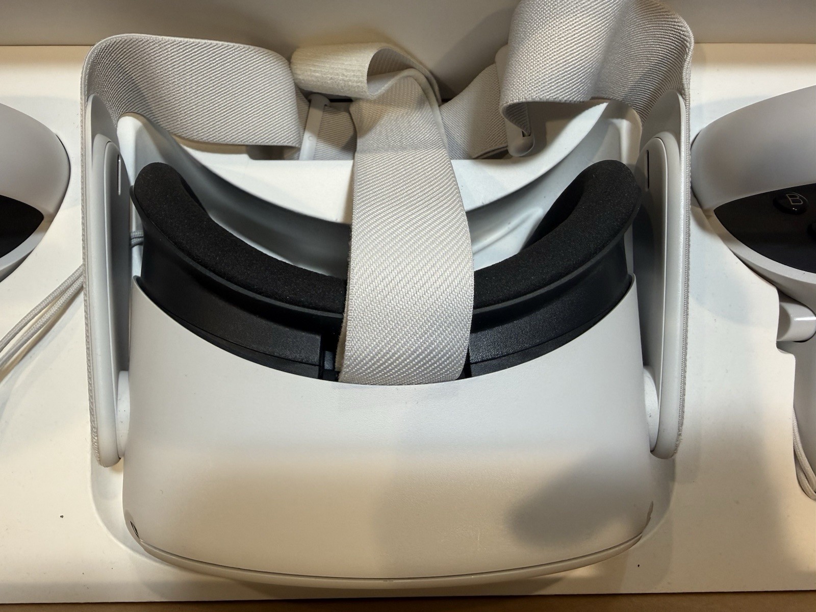 Meta Quest 2 VR Headset 128GB Boxed Excellent Condition w Controllers