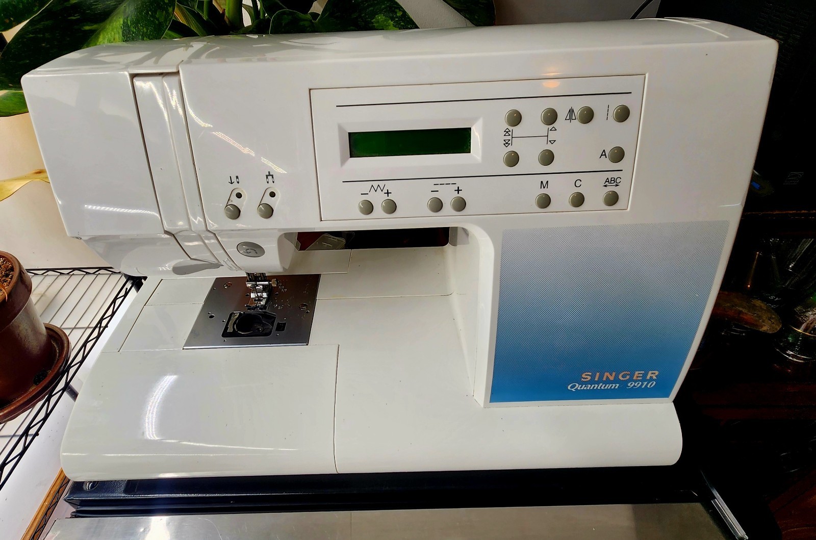 Singer Quantum 9910 Electronic Sewing Machine  Works / But Needs Foot Pedal