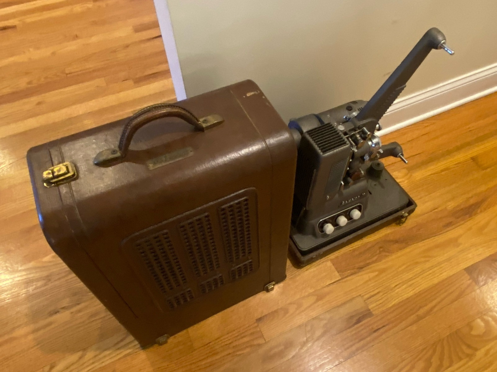 ANTIQUE REVERE MODEL S16 FILM PROJECTER - WITH MANY ACCESSORIES AND CASE LOOK!
