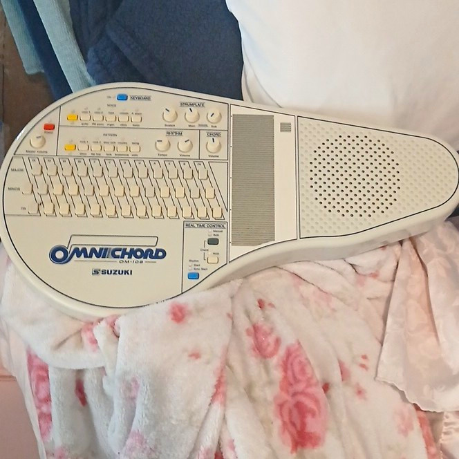 Suzuki OM-108 Omnichord Electronic Keyboard 16-Key Built-In Speaker White