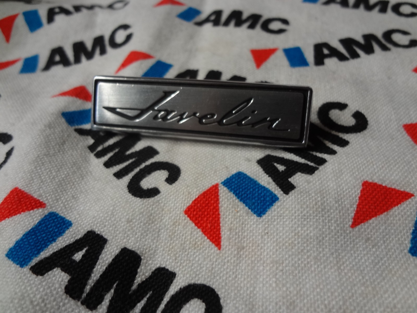 AM AMC AMERICAN MOTORS ONE NOS 1968 JAVELIN SHORT PEG GLOVE BOX EMBLEM BADGE