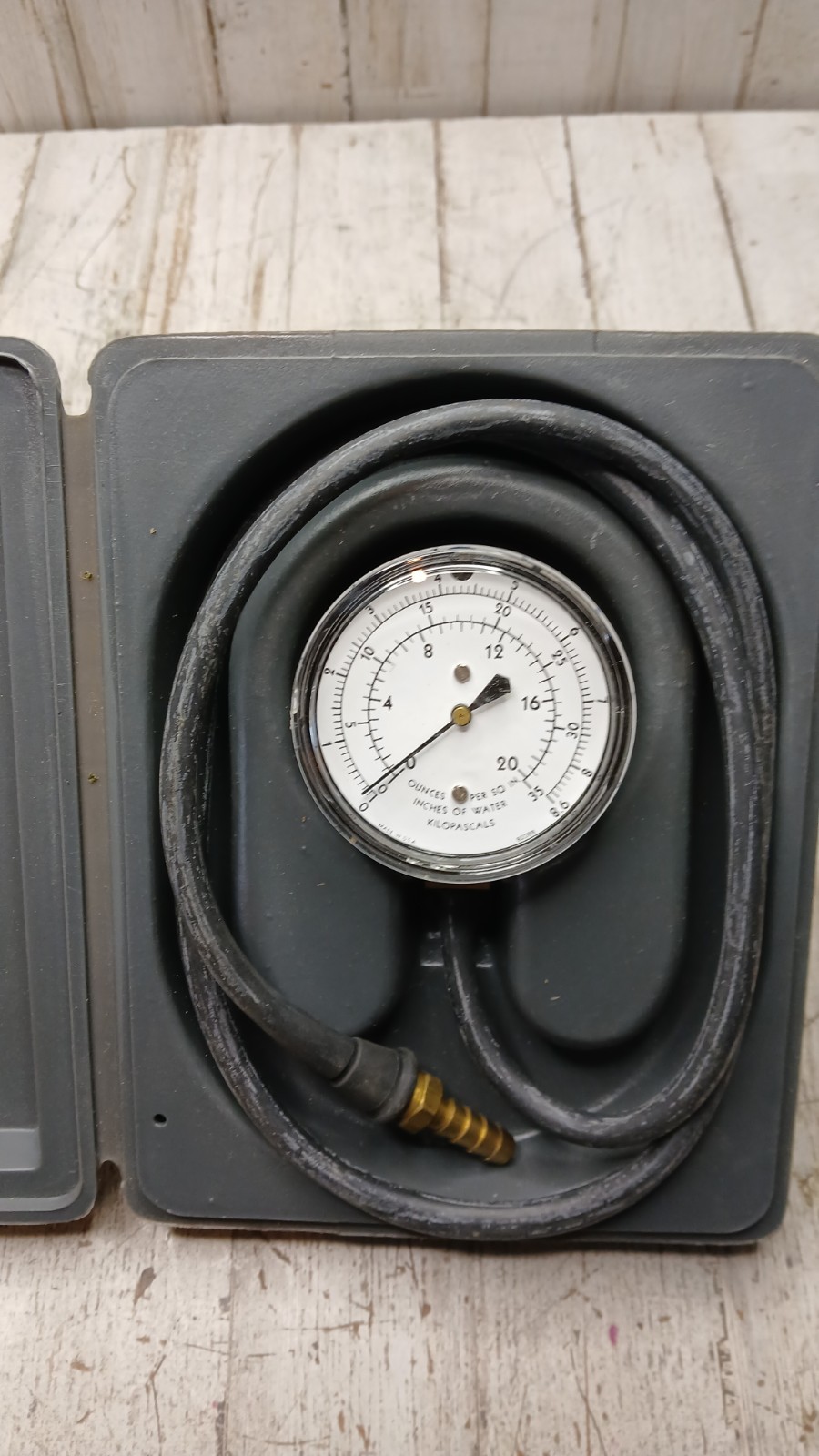 Marshall Town Kilopascals Pressure Gauge 0-20 PSI With Case, 90266