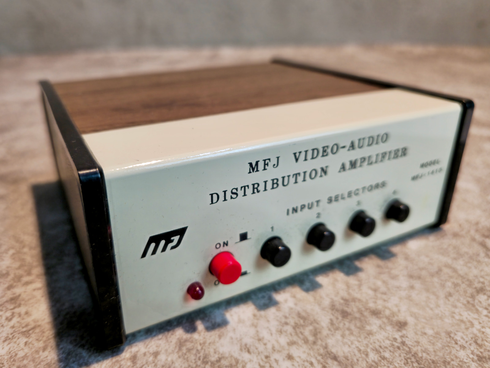 MFJ Enterprises FFJ-1410 Video-Audio Distribution Amplifier Untested