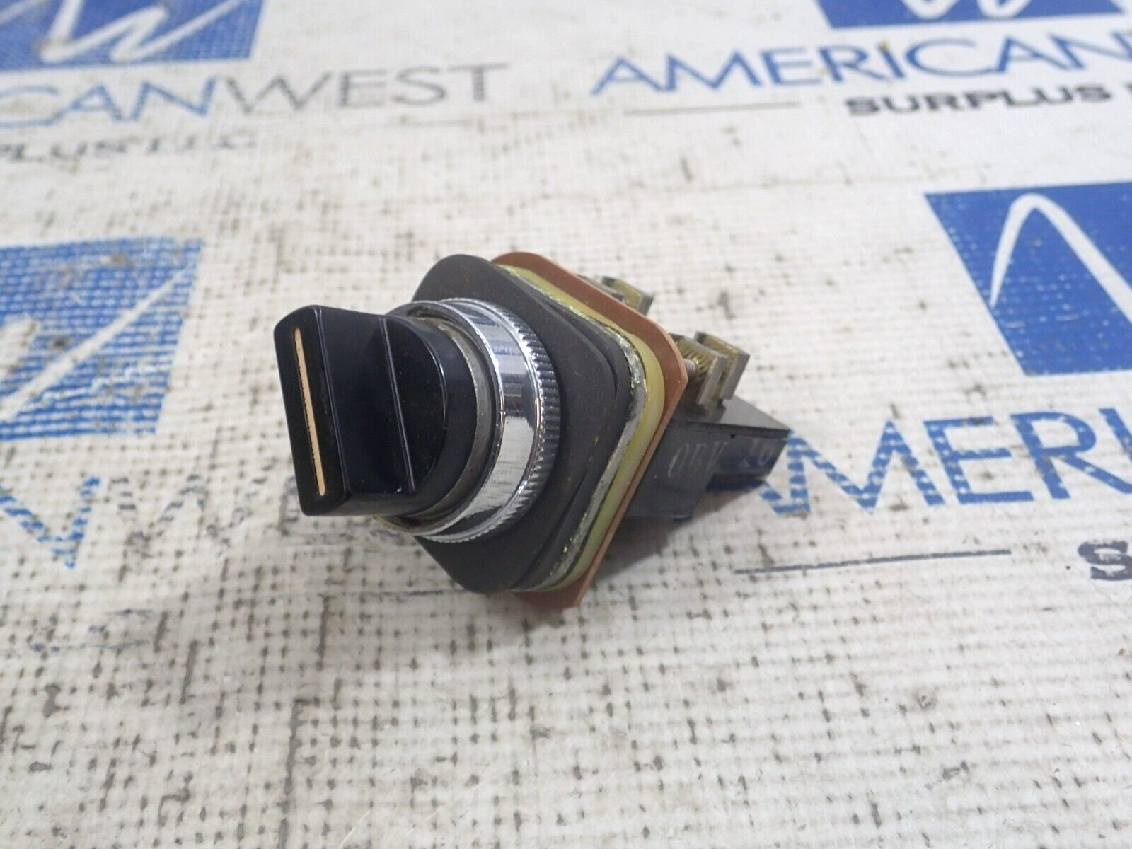New Arrow Hart 600 Volt 3 Position Maintain Selector Switch 2 N.O. 2 N.C.
