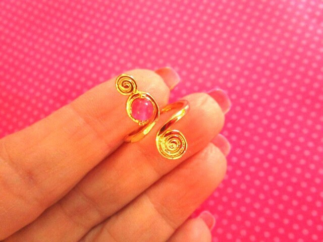 Gold swirl pink stone toe ring