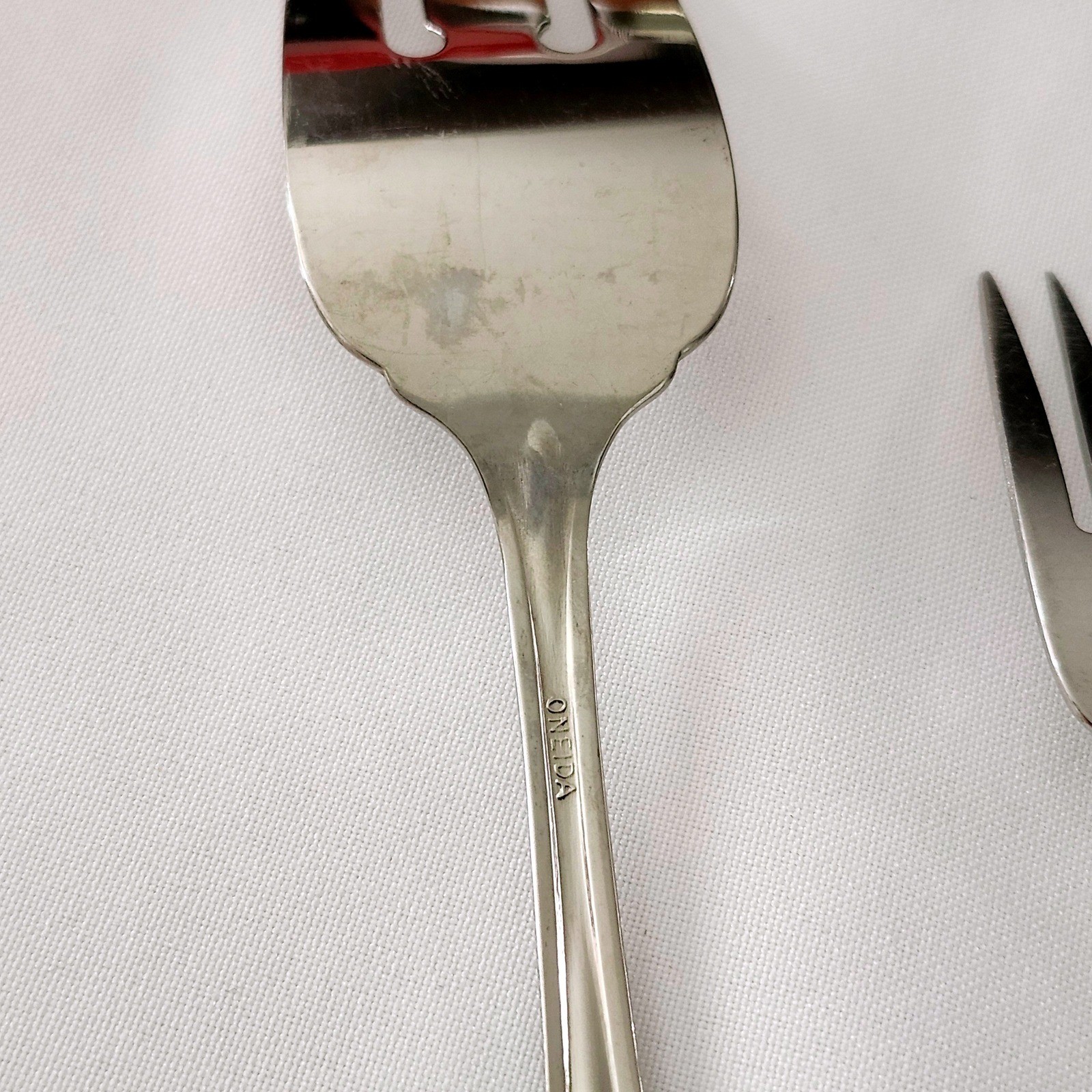 7 -ONEIDA USA GALA IMPULSE PATTERN GLOSSY STAINLESS SALAD FORKS & 1 Serving Fork