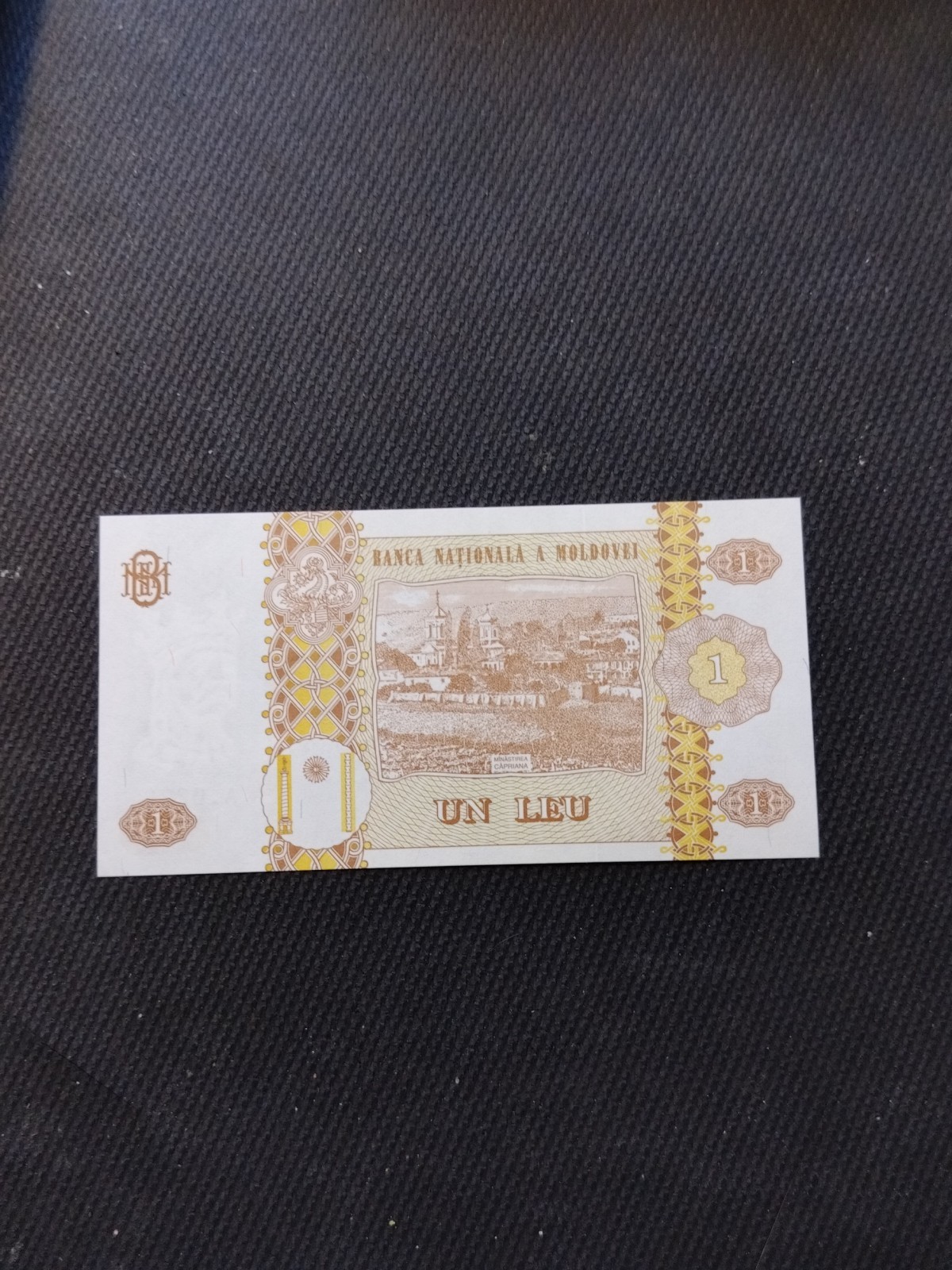1 Leu Bank Note from Moldova Uncirculated - #077217 - Crisp Note - Item O6