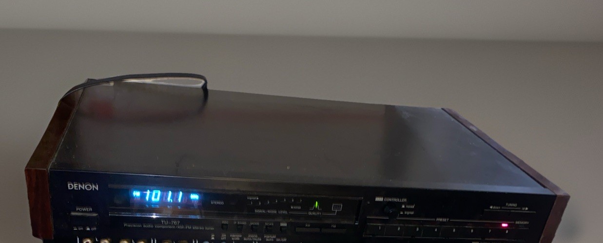 Denon TU-767, precision audio component / AM-FM stereo Tuner .wood Sides!