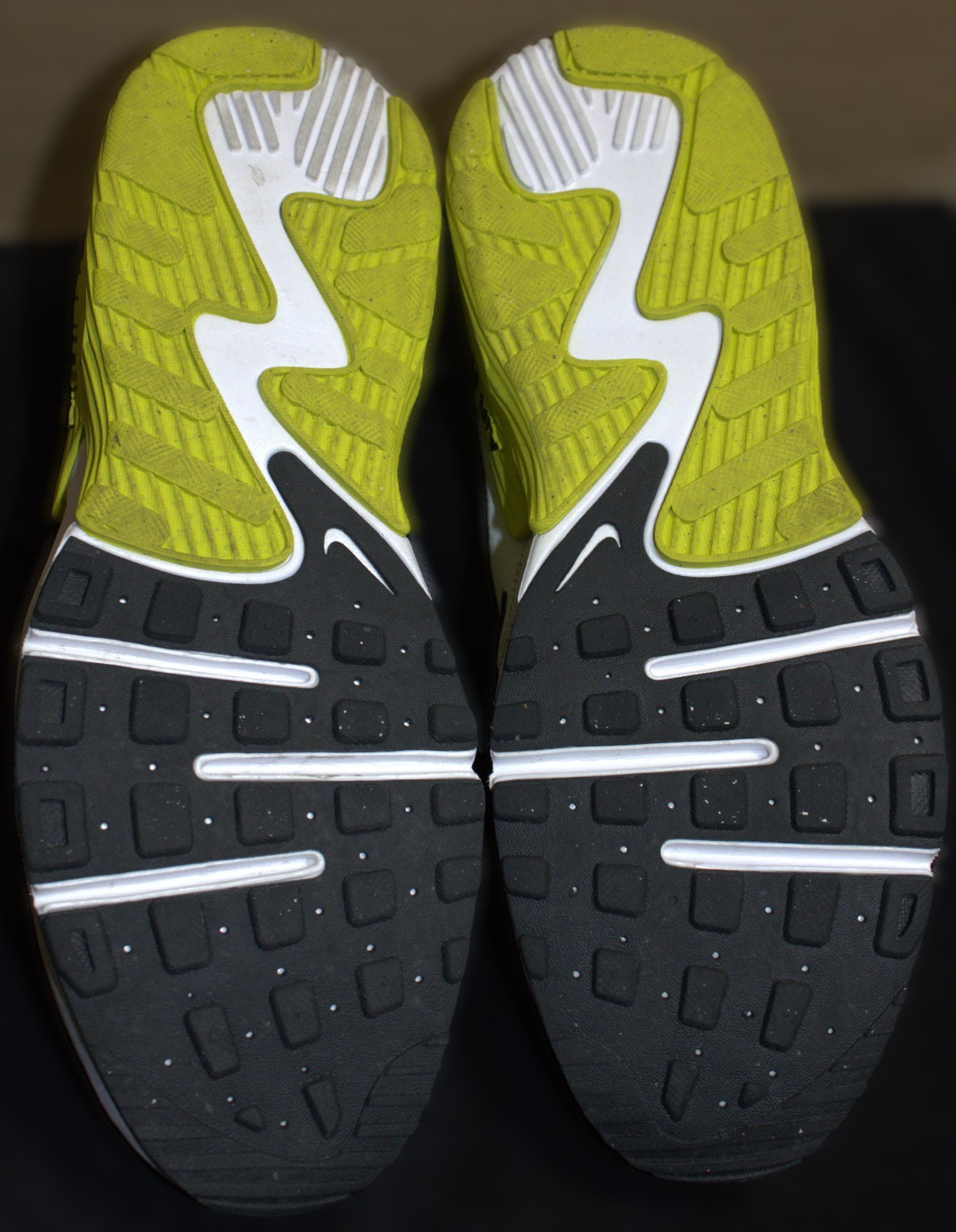 Nike Air Max Excee Men Size 11 White Black Volt Lime Shoes DZ0795‑101 Sneakers