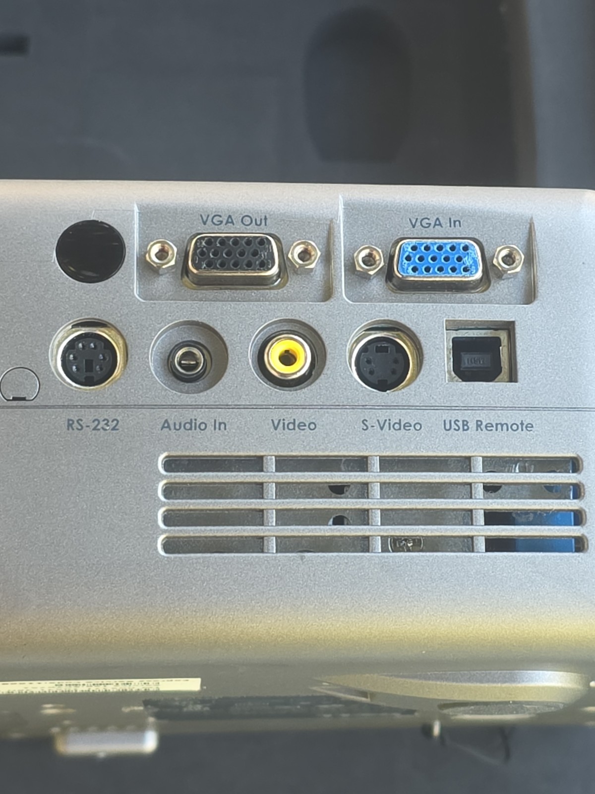 Dell 2300MP DLP Projector with Cables, Remote, and Case