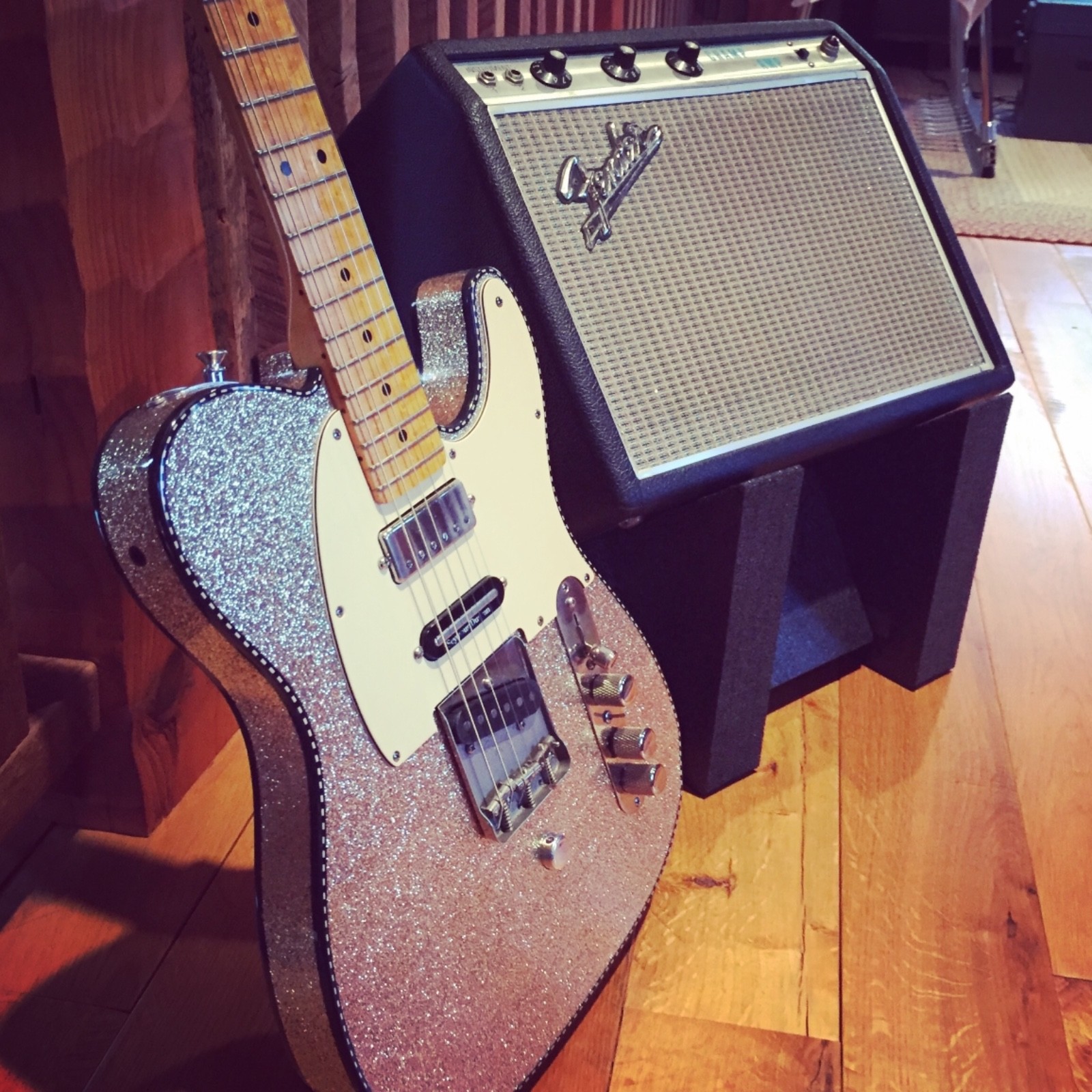 Amp Stand for small amplifiers used at home or in the studio! Mud Stand Mini