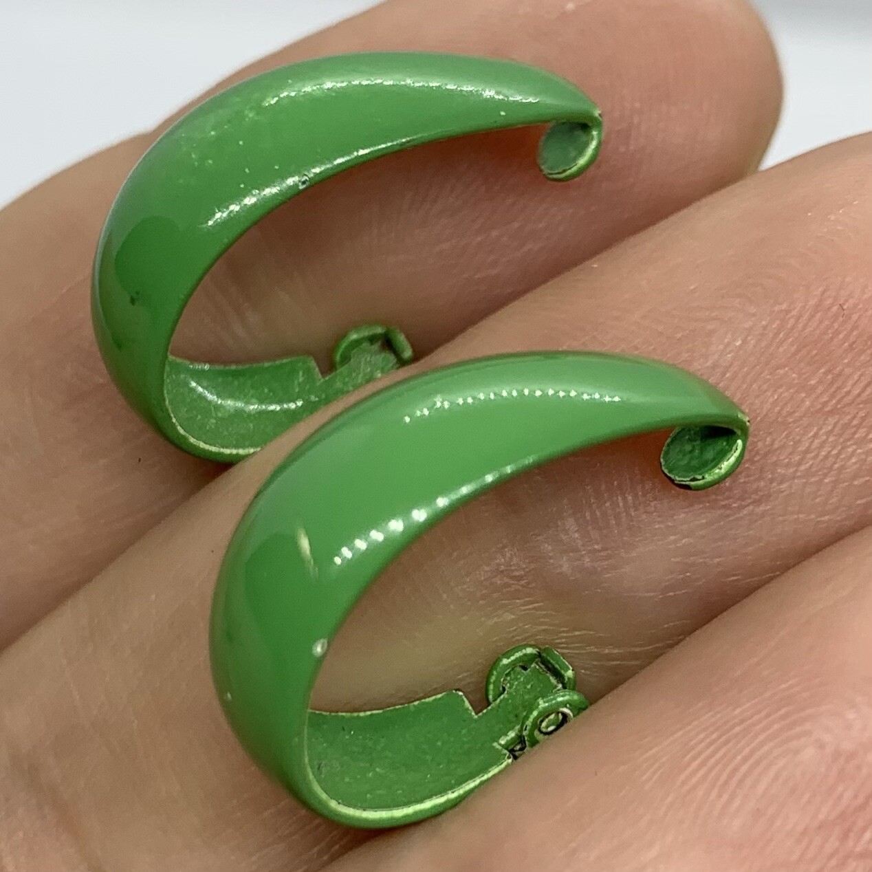 VTG GREEN ENAMEL RETRO OVAL FULL HOOP EARRINGS CLIP-ON