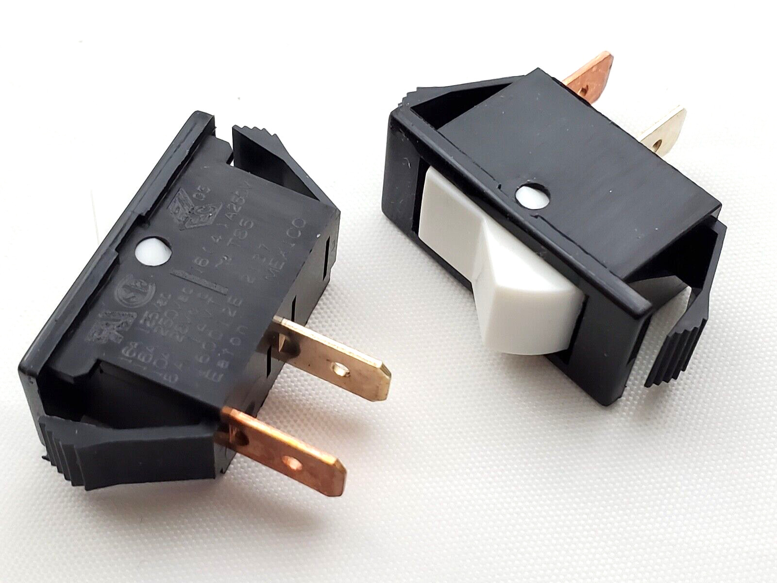 Lot of 2 Eaton 160012E Rocker Switches SPST 2 Position On-Off 16A 125 Volt