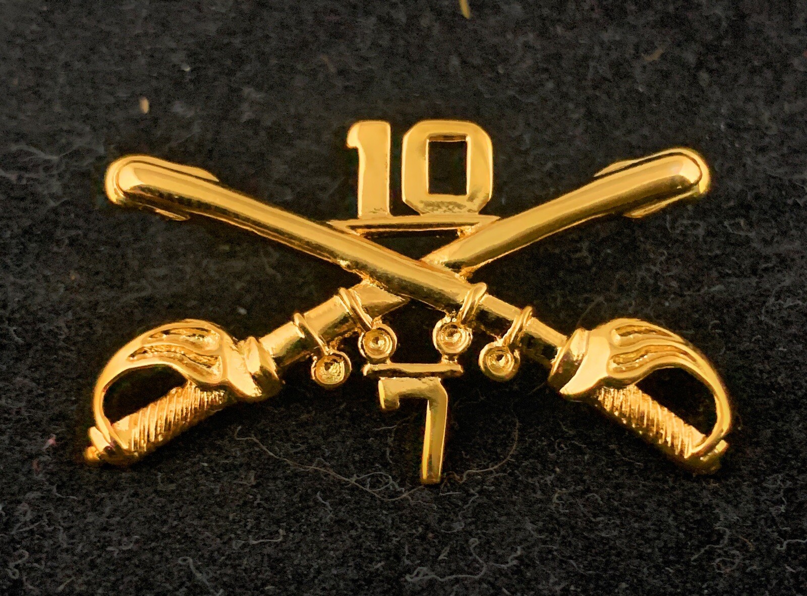 🌟US Army 7/10 10th Cavalry 7th Squadron Gold Crossed Sabers Hat Pin 1.5"