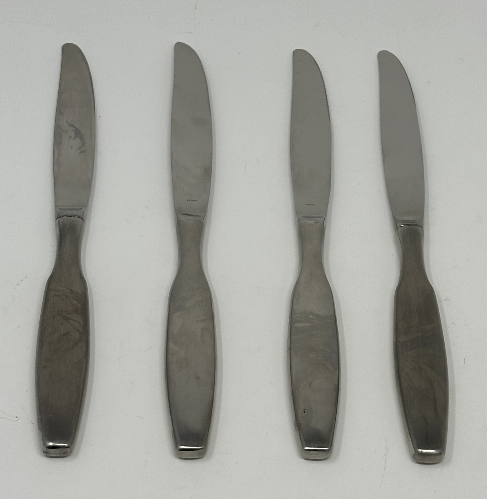 Oneida Astrid Set of 4 Dinner Knives 9 5/8" Quality 18/10 Stainless