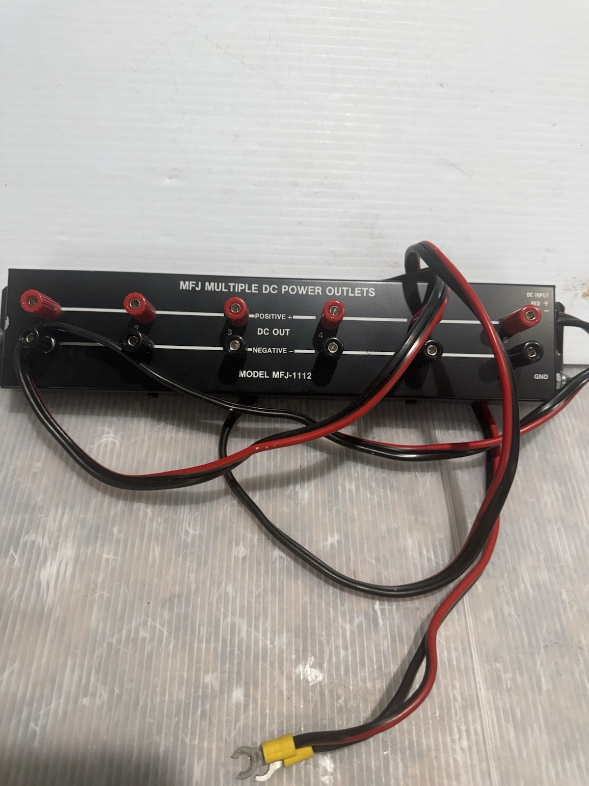 MFJ-1112 Power strip, 15 AMPS, 6 outputs Deluxe Multiple DC Power Outlets