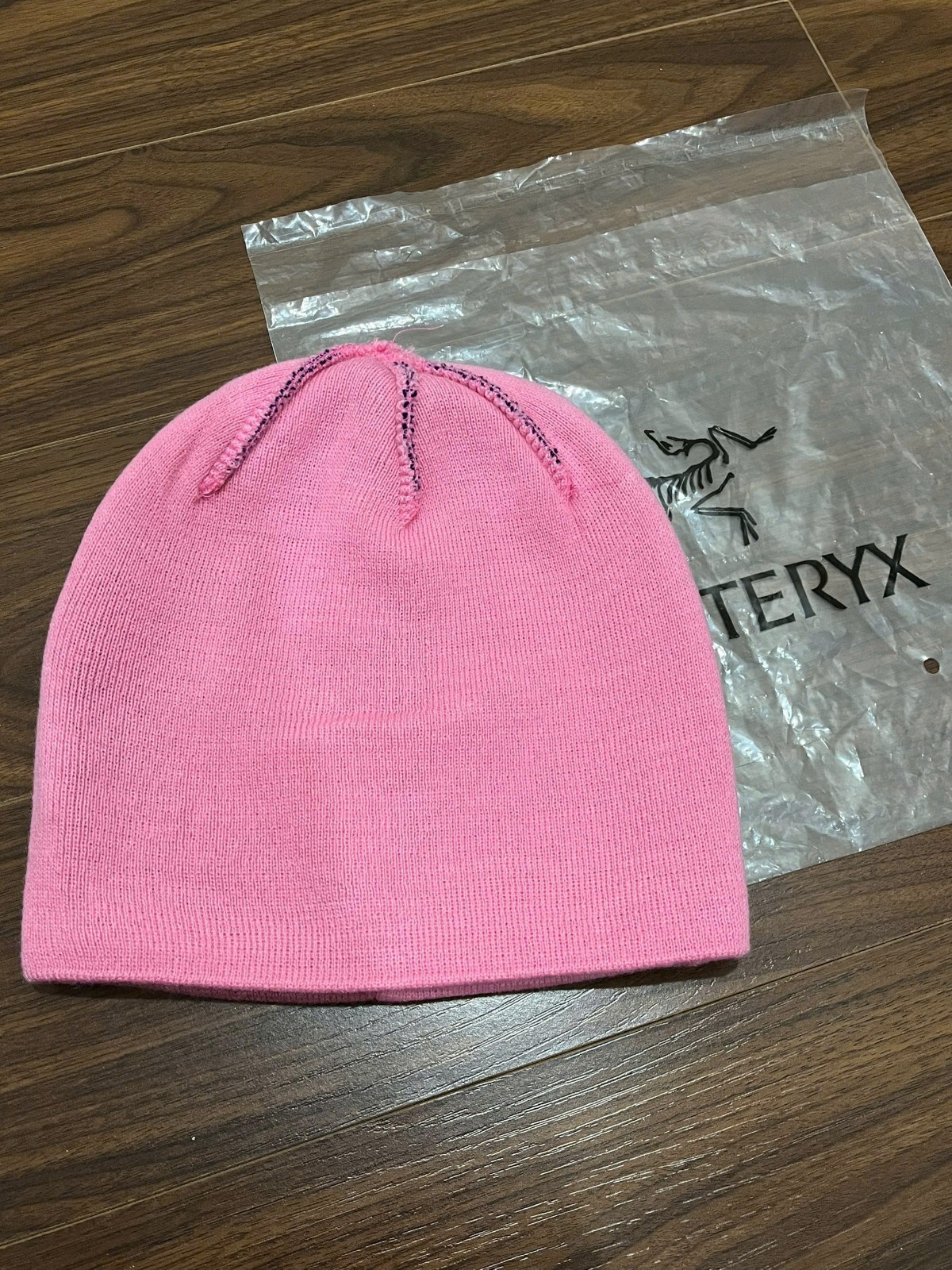 Arc’teryx Bird Word Toque Beanie Pink – Unisex Winter Hat NWT 2026