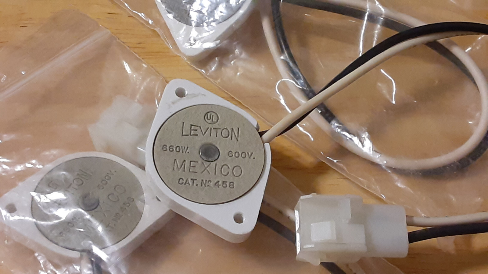 Leviton No. 458 Medium Base Bi-Pin Fluorescent Lampholder 660W 600V