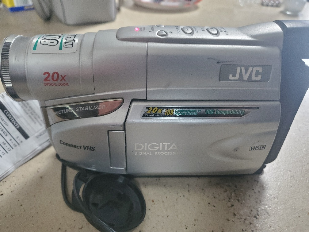 Vintage JVC Compact VHS Camcorder W/Flip Out Screen GR-AXM17 Tested Pre-owned