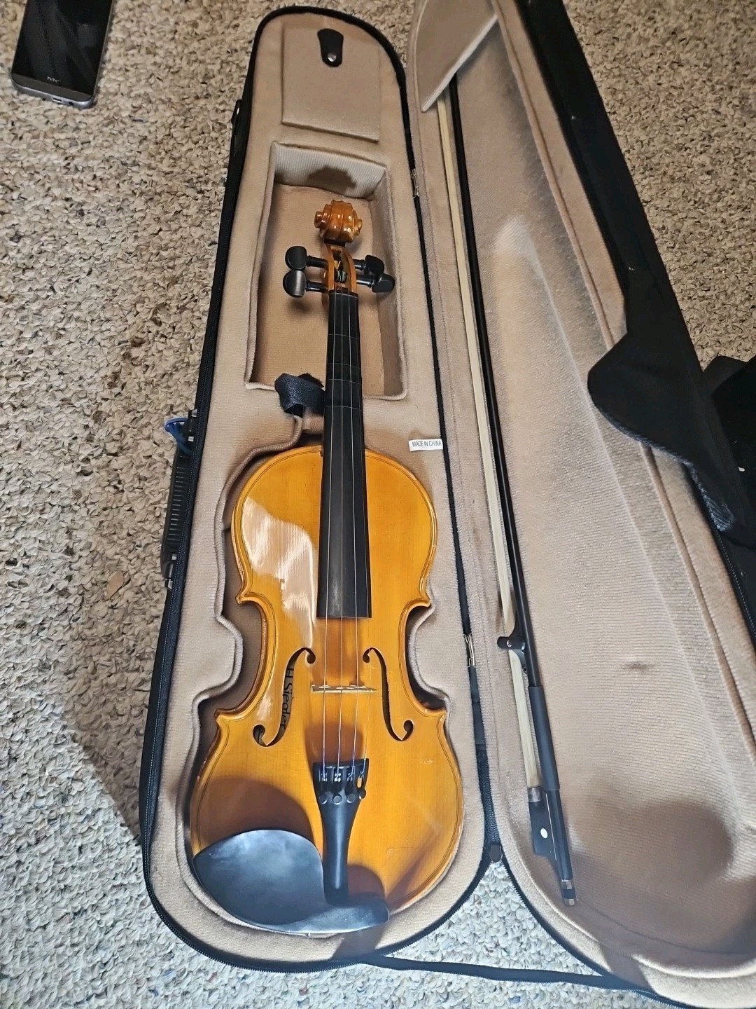 H Siegler Model HS-40 sized 4/4 violin, Good Condition, with case & bow 1996