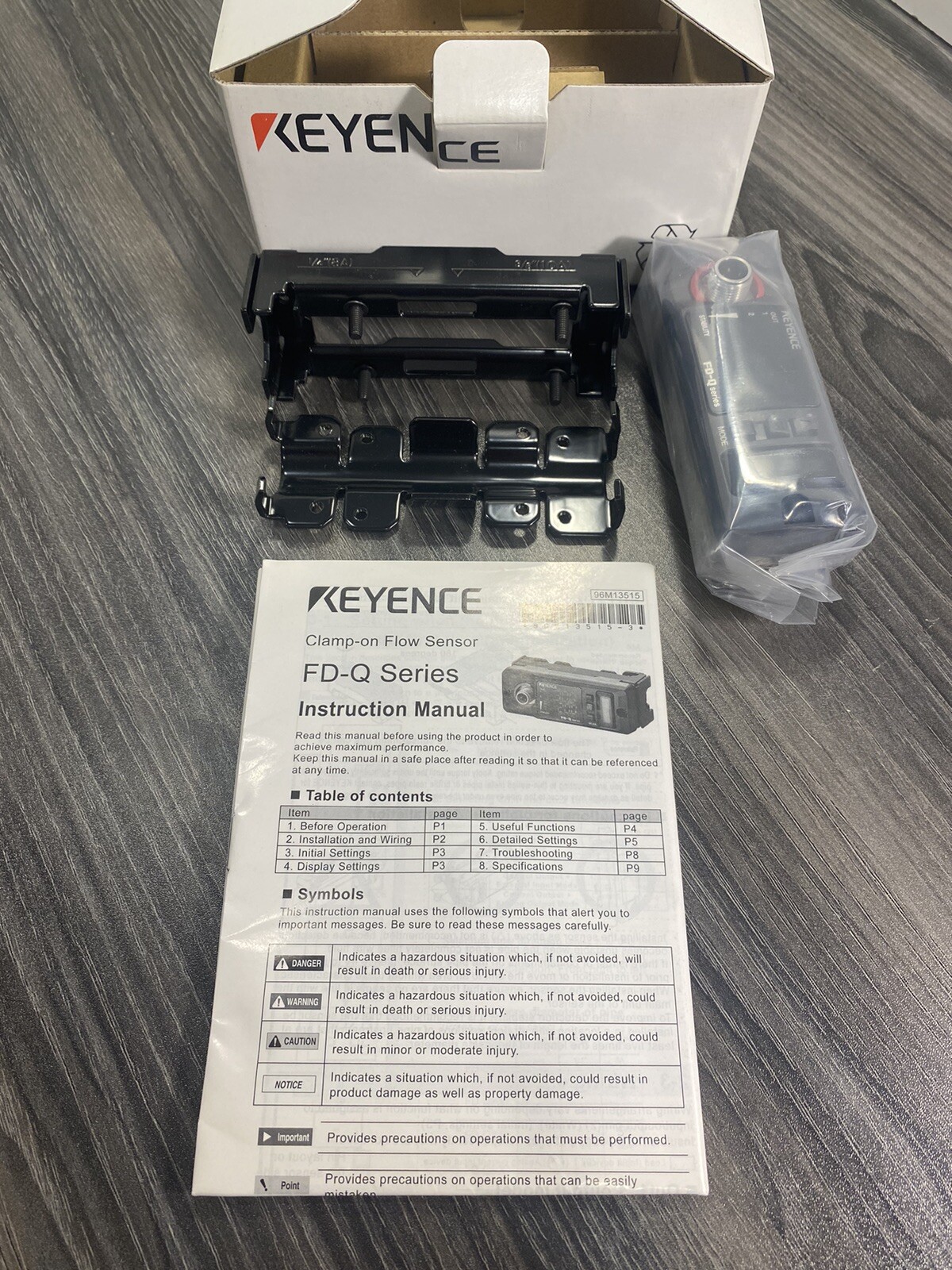New Keyence FD-Q10C Clamp-on Digital Flow Sensor w/ Sensor Bracket 20-30VDC -USA