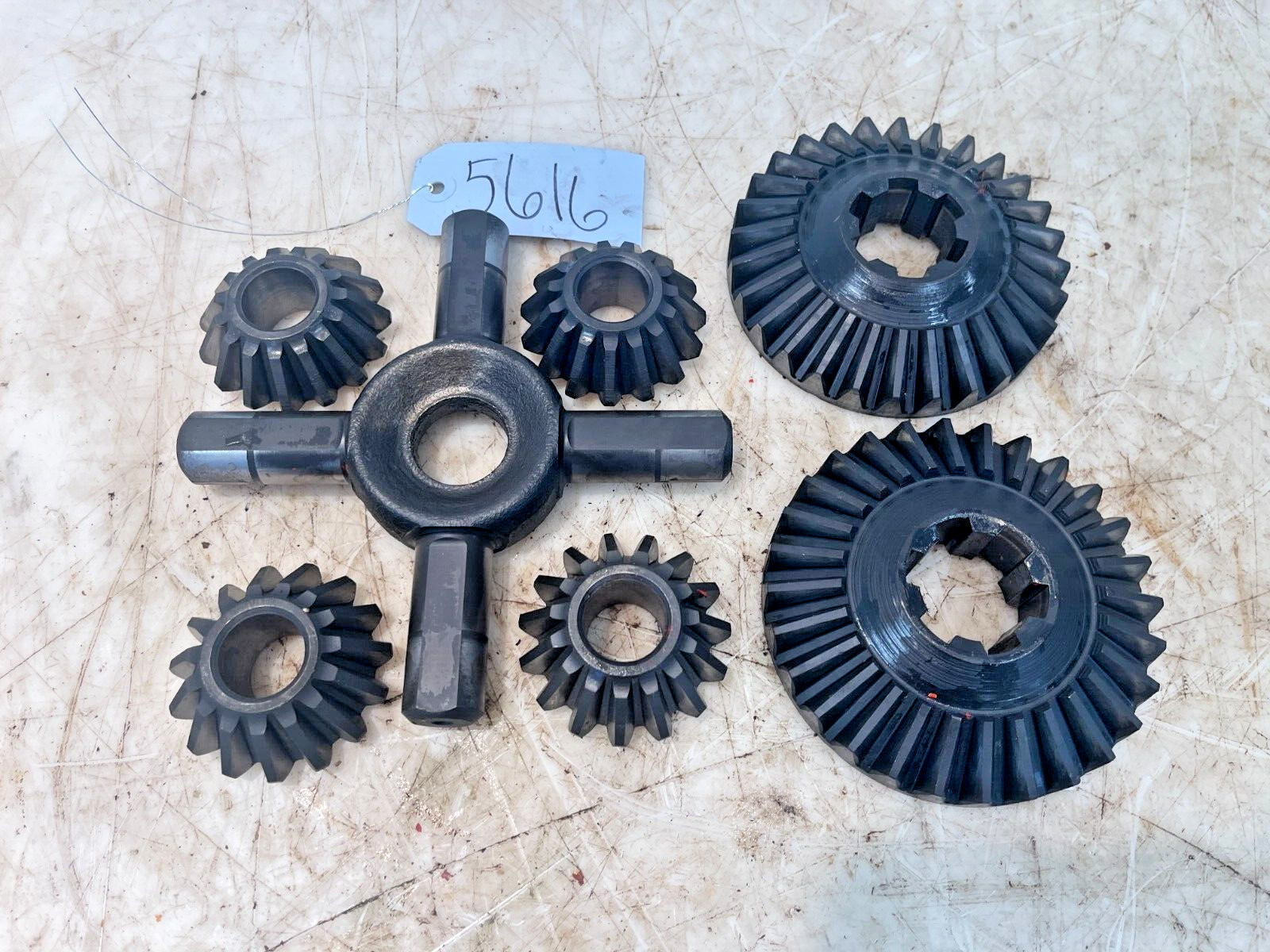 International IH 2504 Tractor Differential Spider Bevel Gears