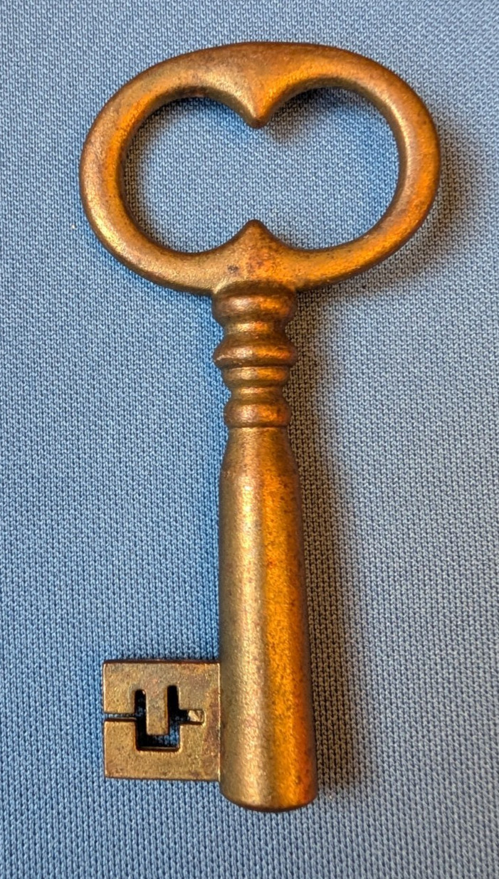 Vtg 3.5" ornate bit skeleton cabinet KEY, solid metal
