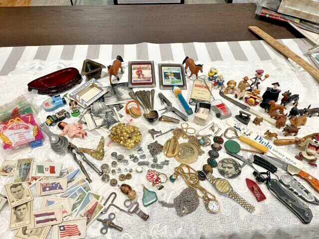 "Junk Drawer Bargain" -mixed collectibles, 1 pound-vintage to new" smalls-#FGH45