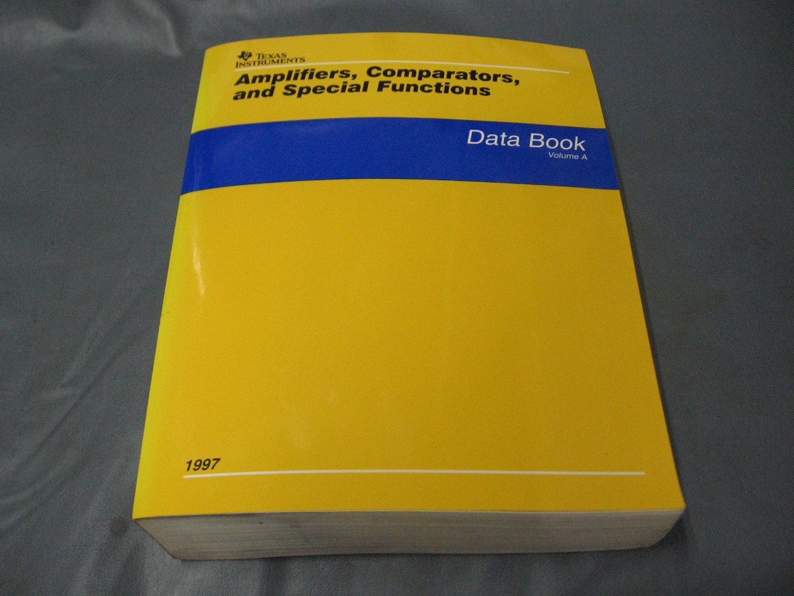 Texas Instruments Amplifiers, Comparators and Special Functions Data Book 1997