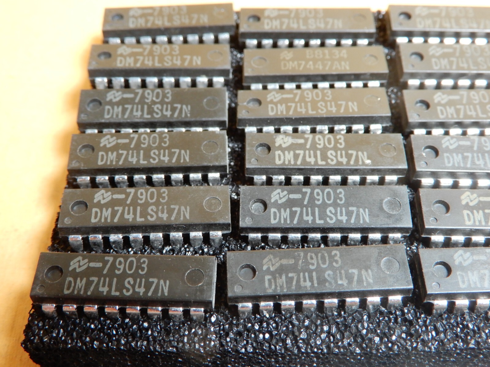 National Semiconductor DM74LS47N BCD/7 Segment Display Decoder IC's Qty 18 NOS