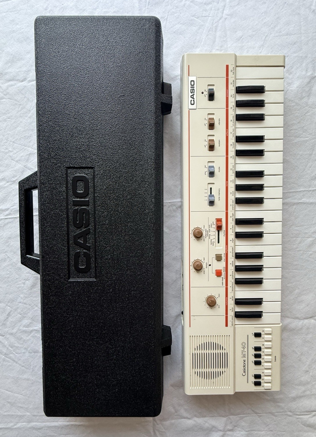 VTG Casio Casiotone MT-40 Keyboard Synthesizer 1980s w/ Hard Case Tested Works