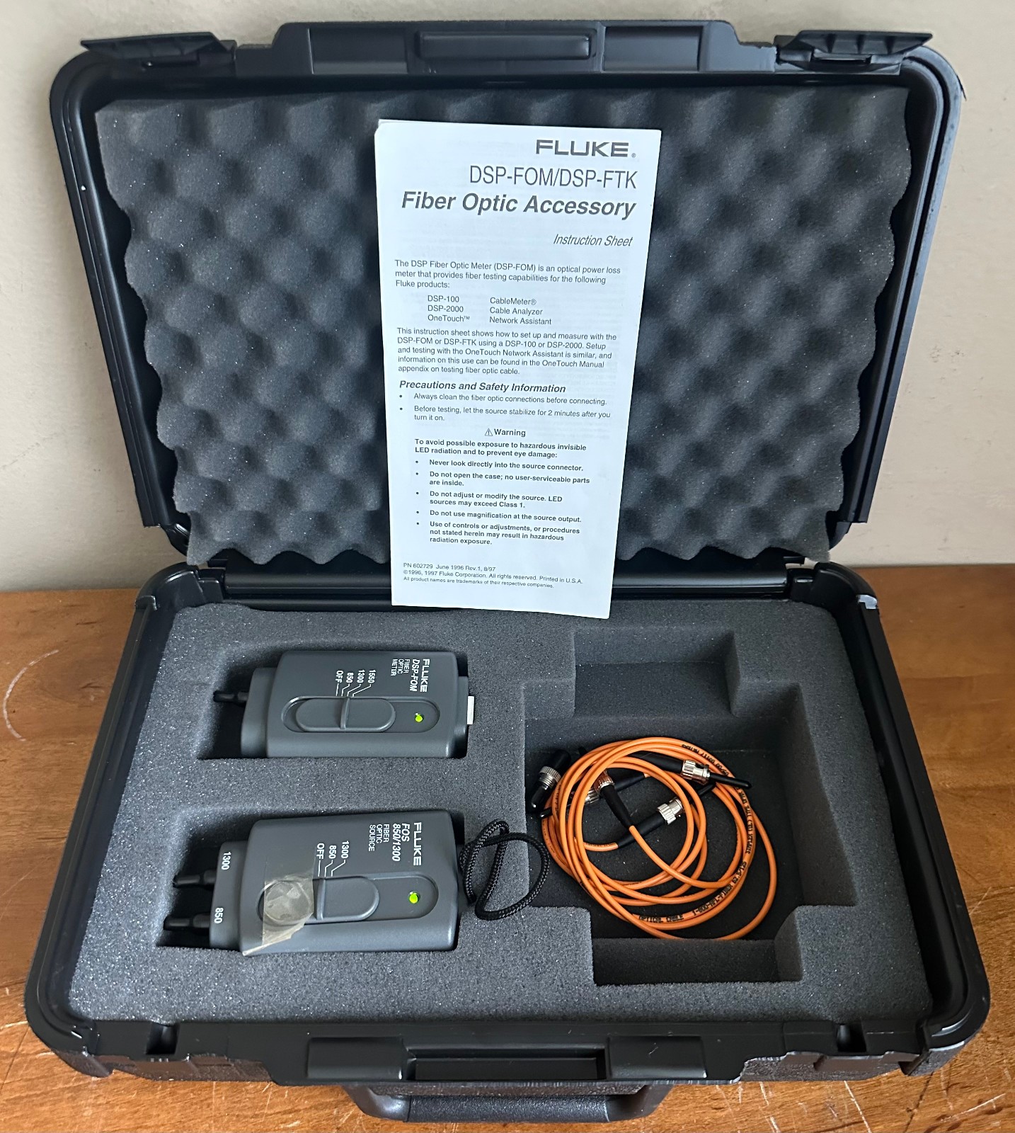 Fluke DSP Network FOS 850/1300 Fiber Optic Source & DSP-FOM Fiber Optic Meter