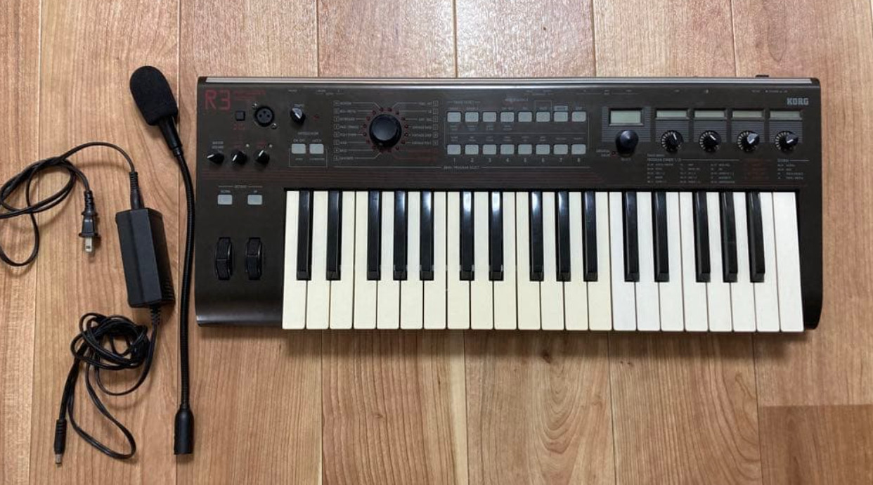 Korg R3 37 key keyboard vocoder with /Mic/power Cable Test Completed