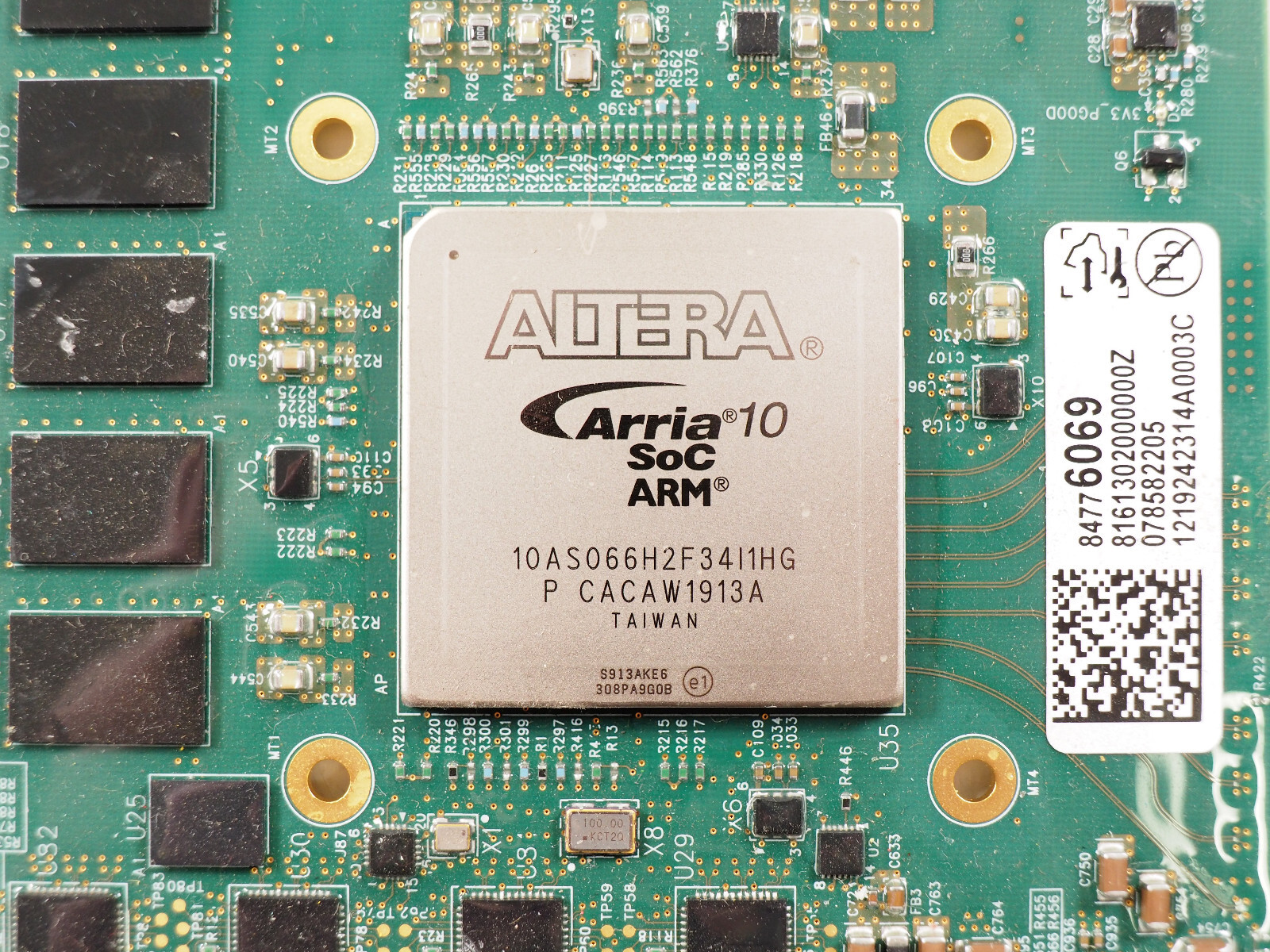 Altera Arria 10 SoC AR 10AS066H2F34I1HG Field Programmable Gate Array on Board