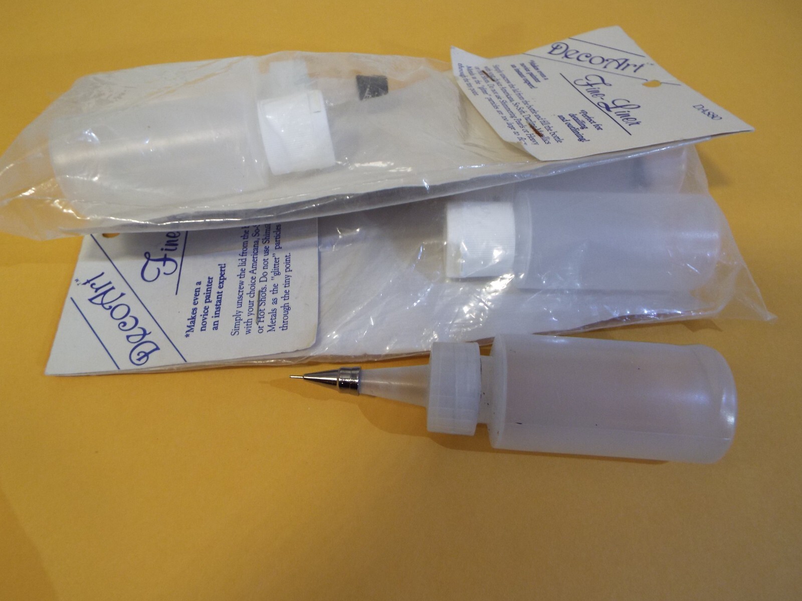 DECOART FINE-LINER-DETAILING-PLASTIC-NEEDLE PRECISION TIP APPLICATOR BOTTLES***