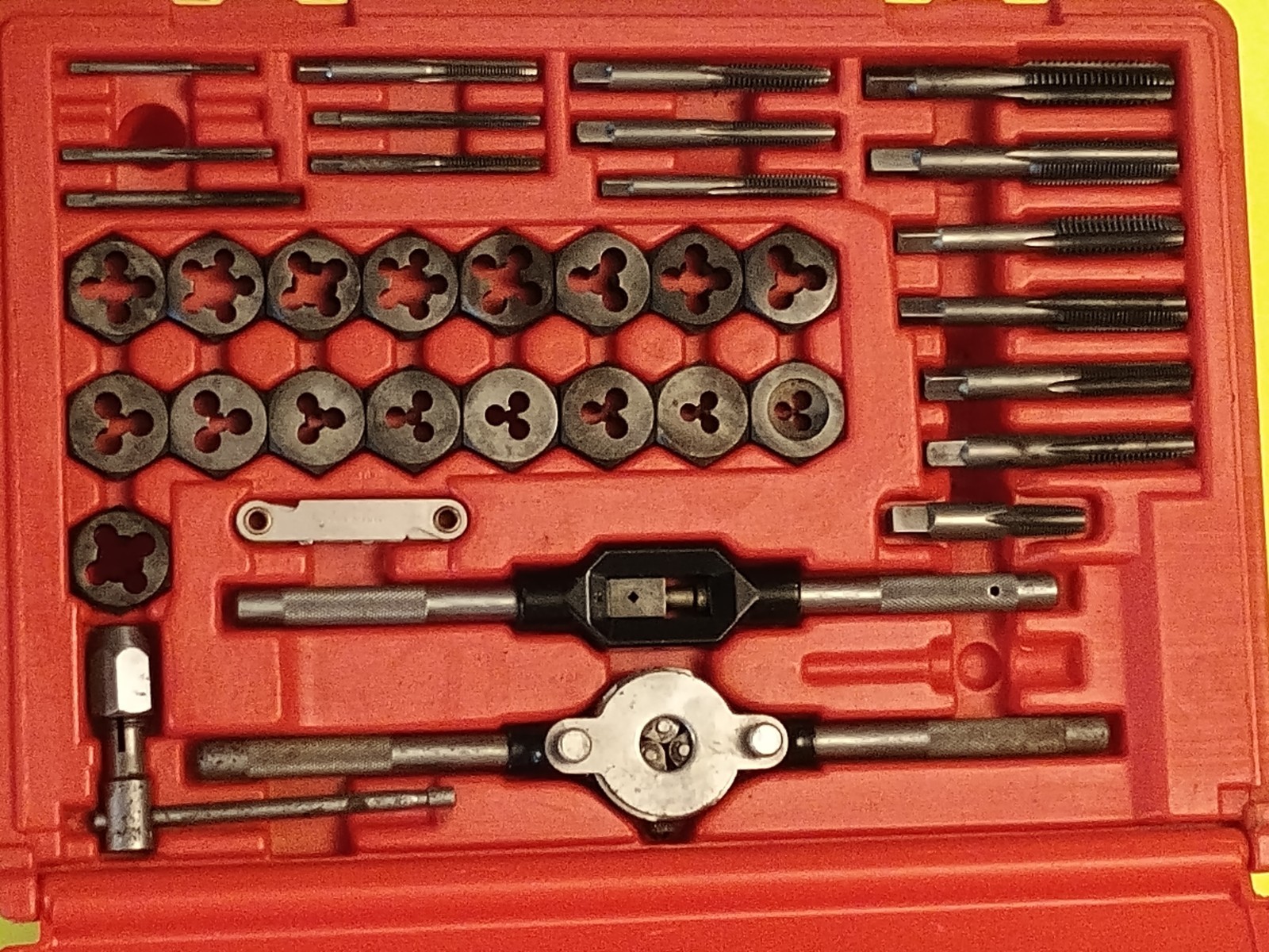 Magna Tools 95975 39 piece Tap and Die Set USA Missing 1 Small Tap