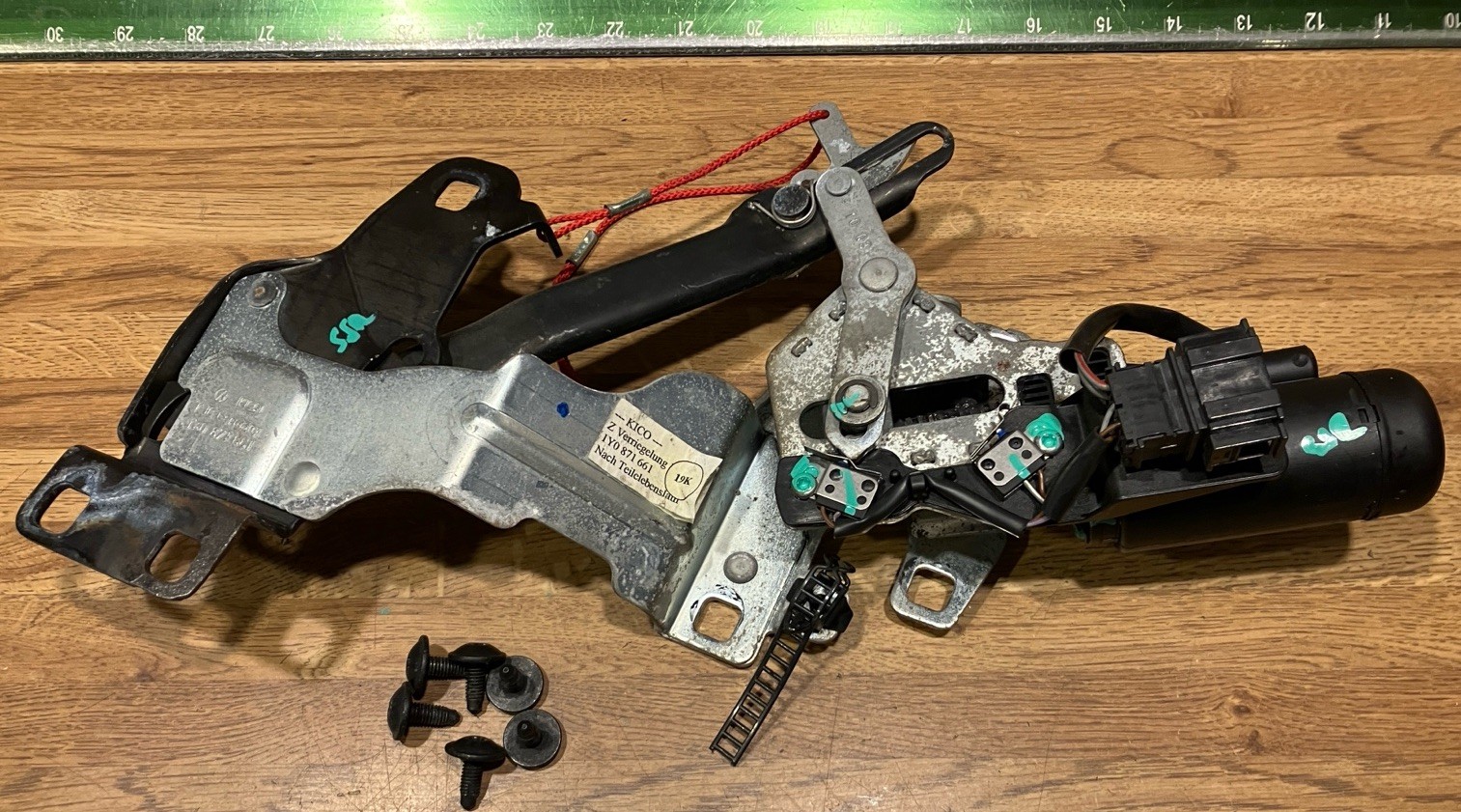 2003-2010 VW Beetle Convertible Top LEFT Catch Latch Motor Lock  1Y0871661