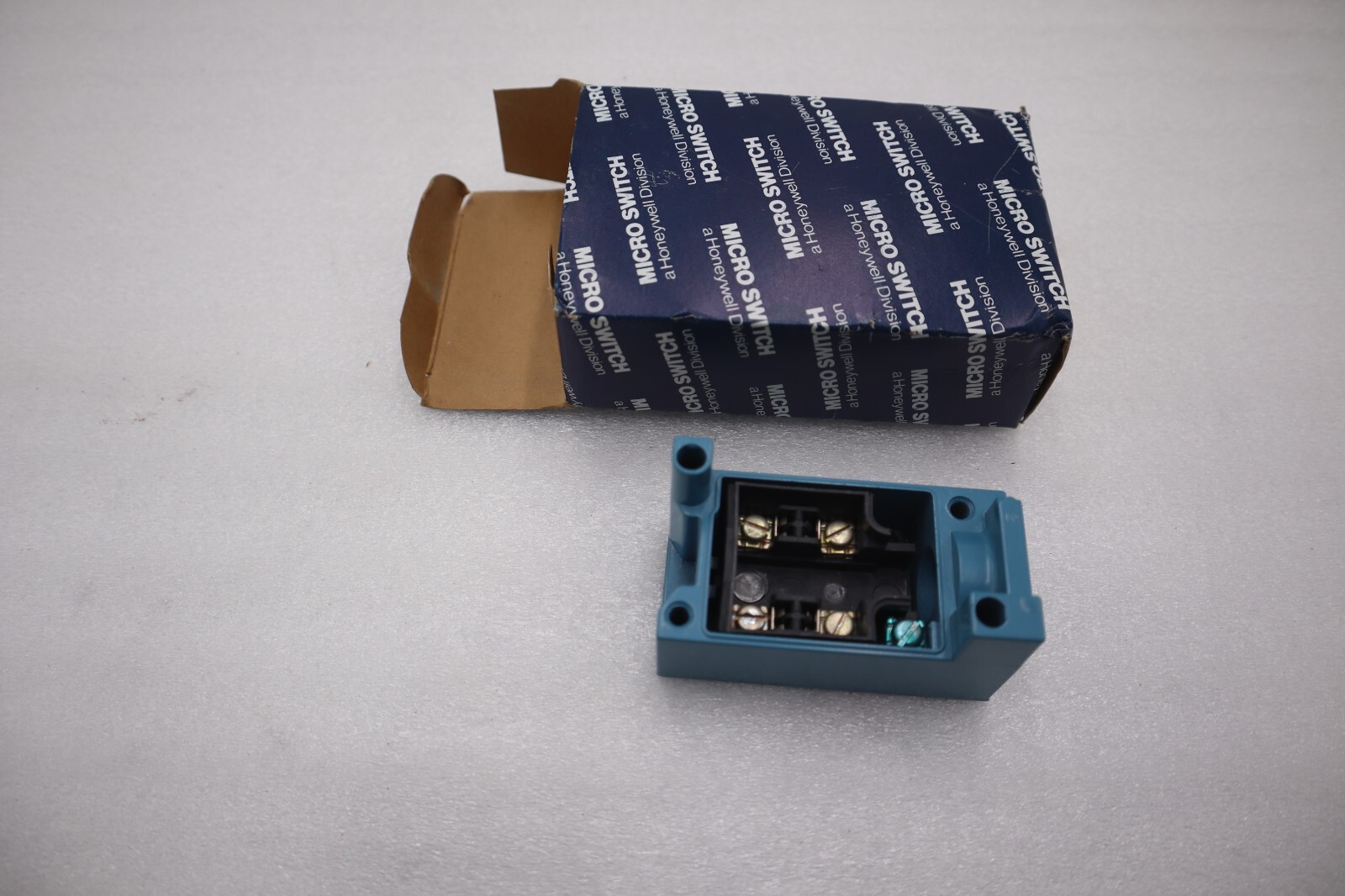 NEW Honeywell MPB10 Micro Switch Photoelectric Receptacle Base STOCK G916A