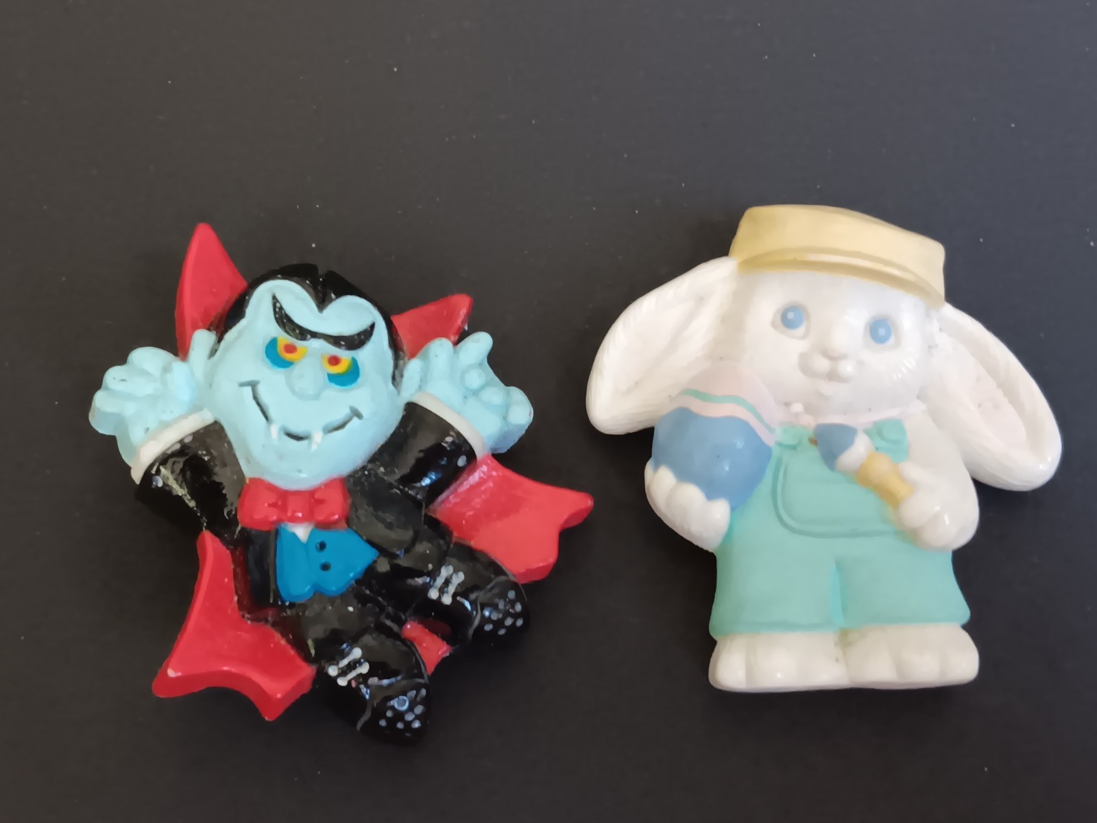 HALLMARK HALLOWEEN & EASTER PINS DRACULA PAINTER BUNNY