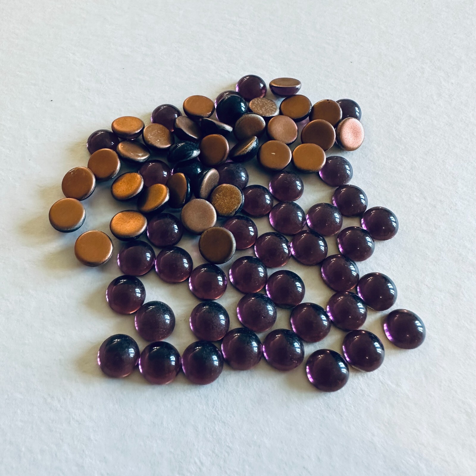 BF62 Vintage glass cabochons 7mm round amethyst gold foiled (72)