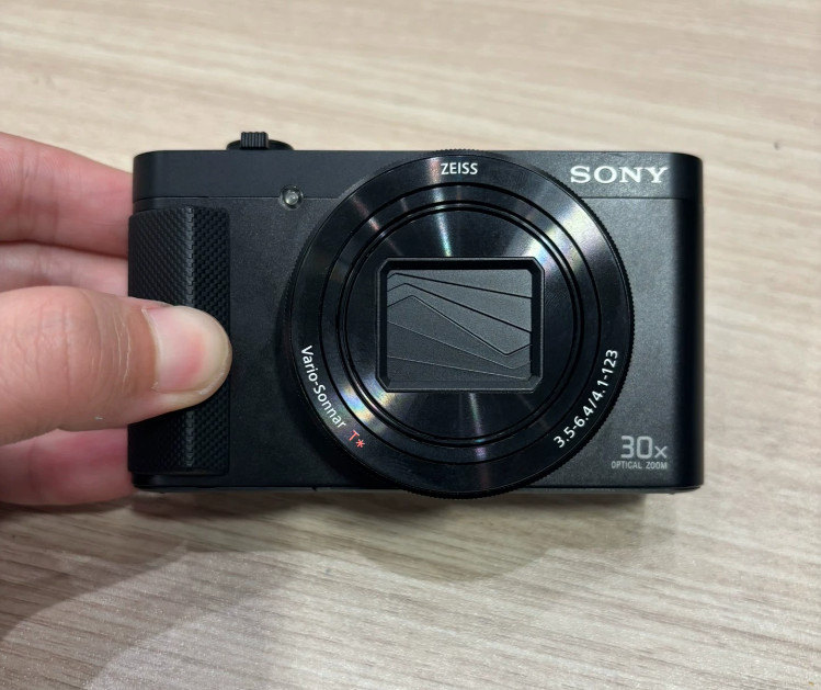 Sony Cyber-shot DSC-HX90V 18.2MP Digital Camera 30X zoom English