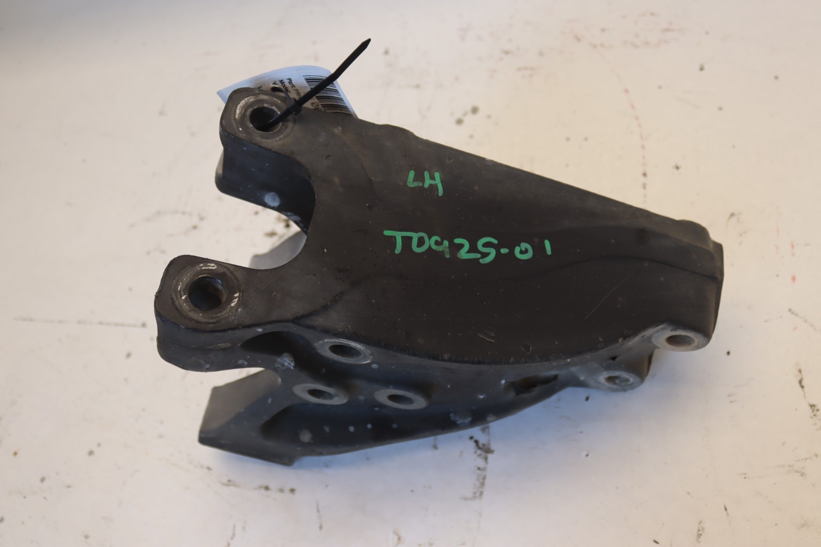 2013-2017 PETERBILT 579 LEFT SUSPENSION AIR SPRING HANGER MOUNT BRACKET OEM