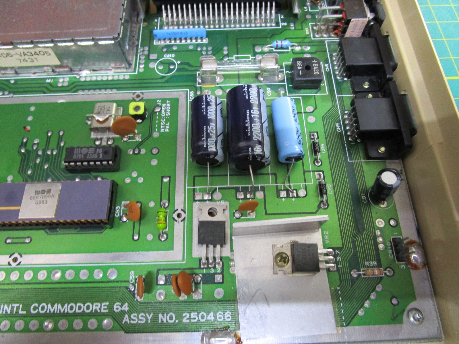 COMMODORE 64C COMPUTER 250466 HEATSINKS C64C TESTED AND WORKING LOT#X8 💻