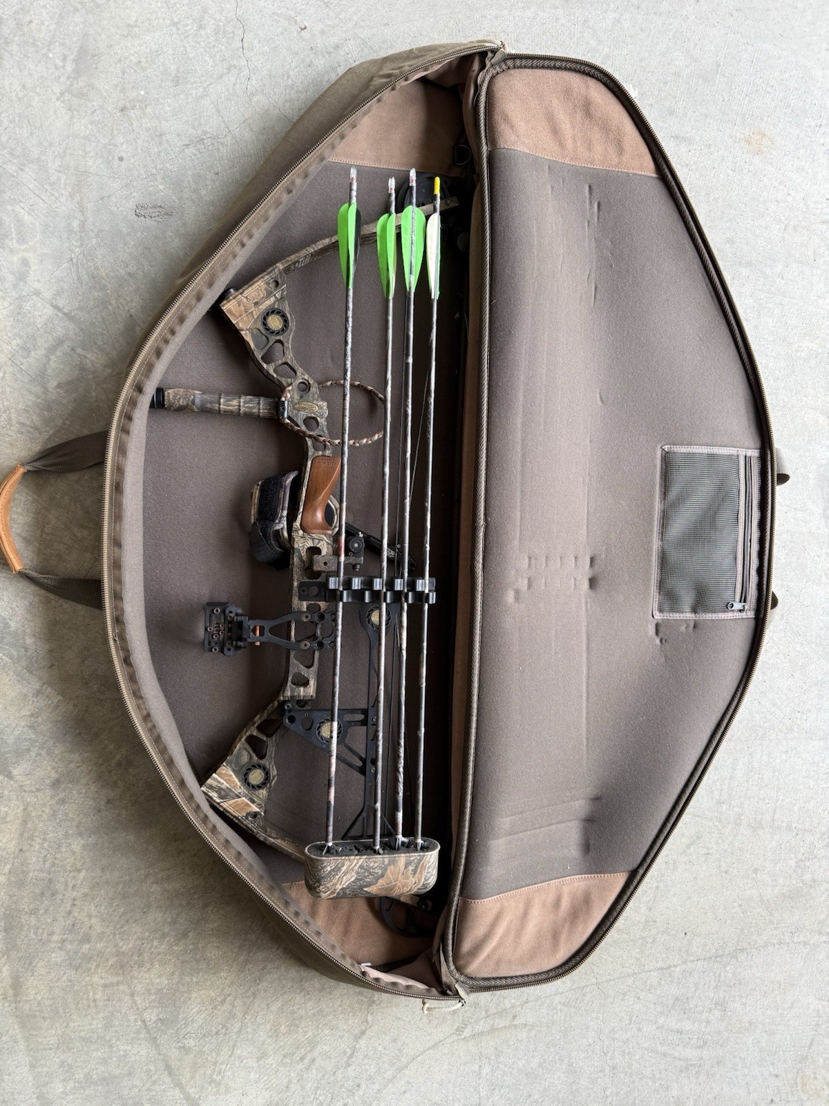Mathews Legacy RH Compound Bow 70lb 30in Draw Camo Aluminum w/ Case Arrows