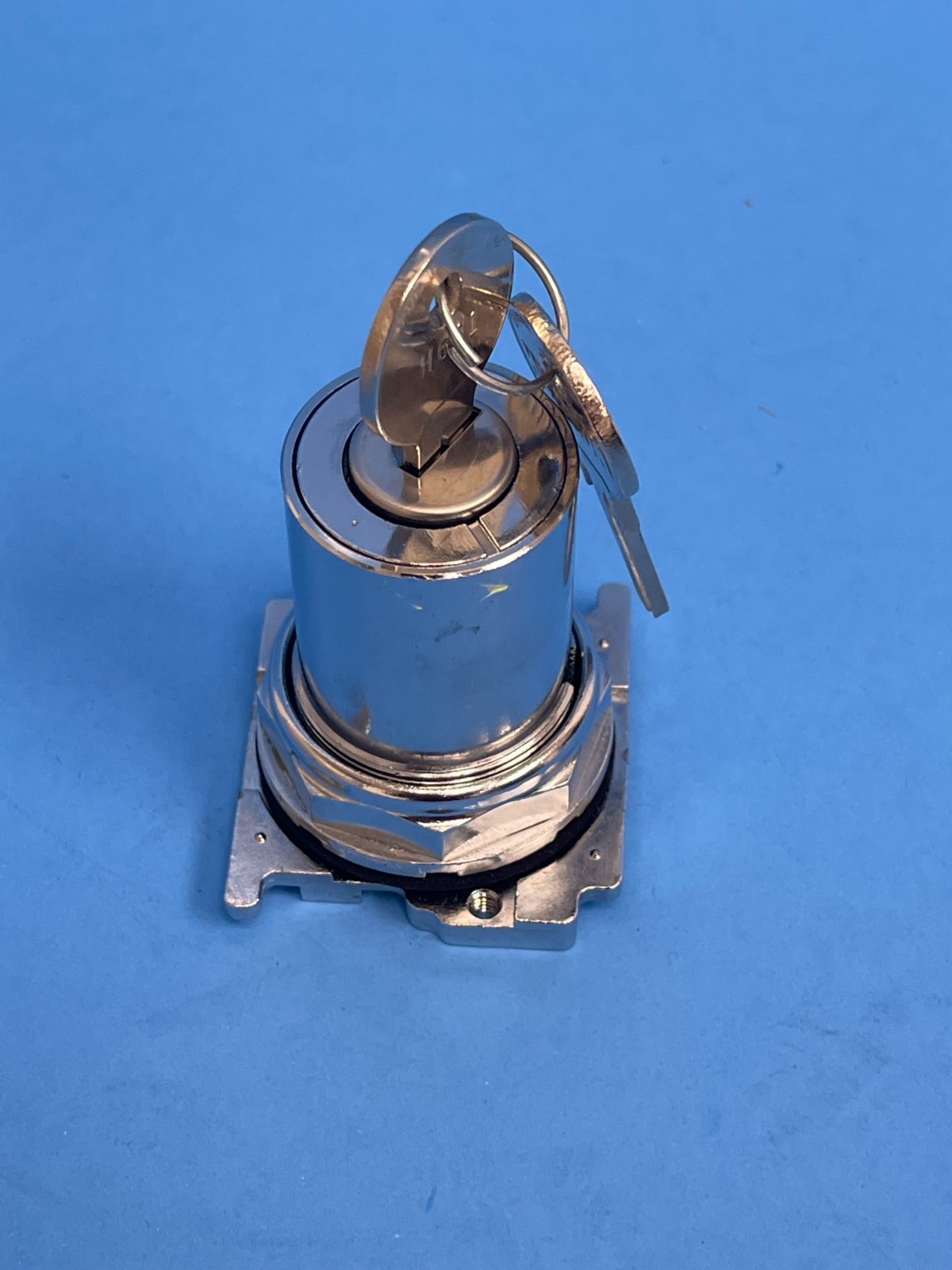 Cutler Hammer 10250T15112 30mm 2-Position Maintained Keylock Selector Switch