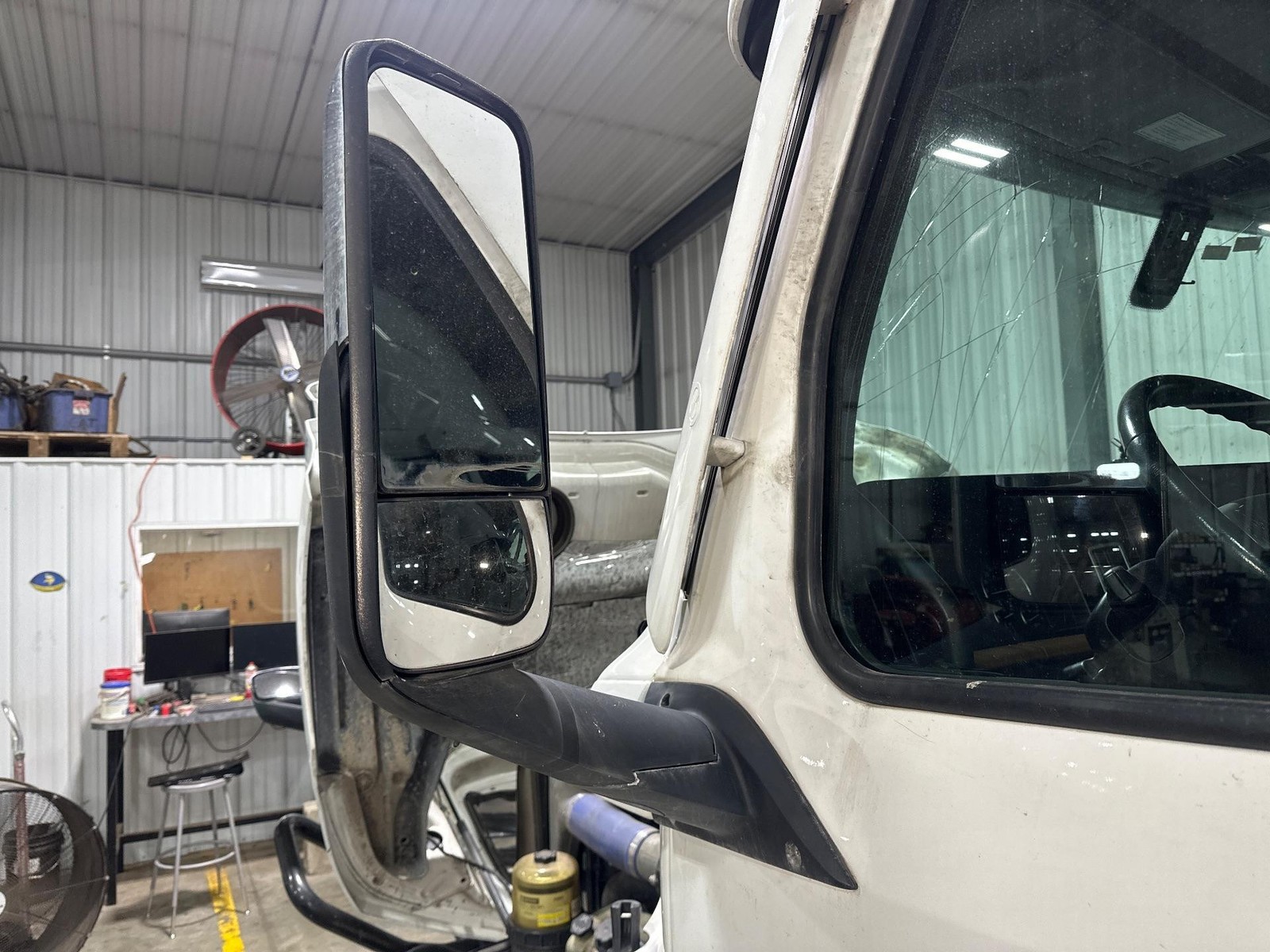 2017-2026 Freightliner CASCADIA POLY/CHROME Left/Driver Door Mirror - Used